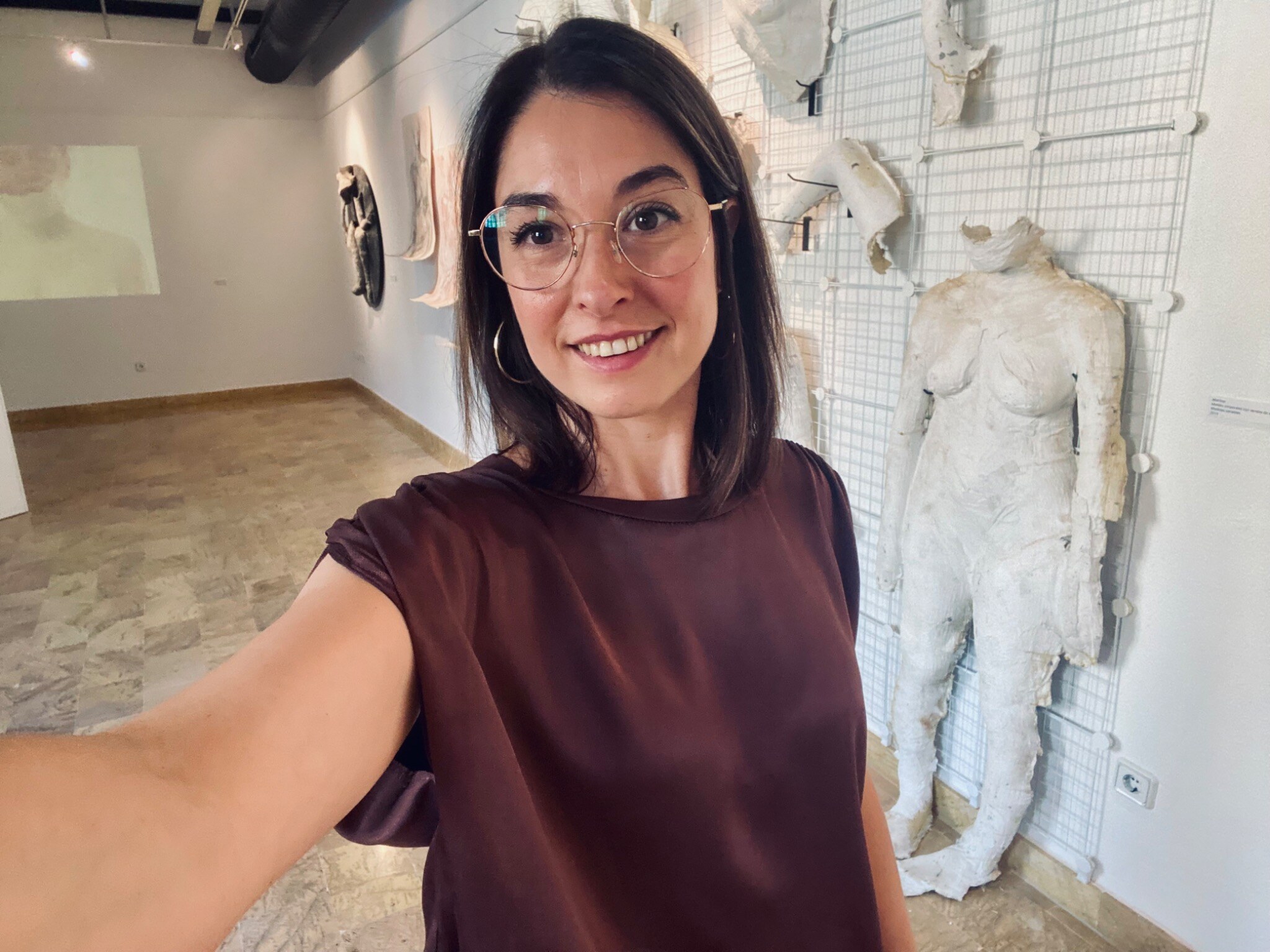 Andrea Brotons junto a la instalación Memorias compartidas en el Museo de la Universidad de Murcia