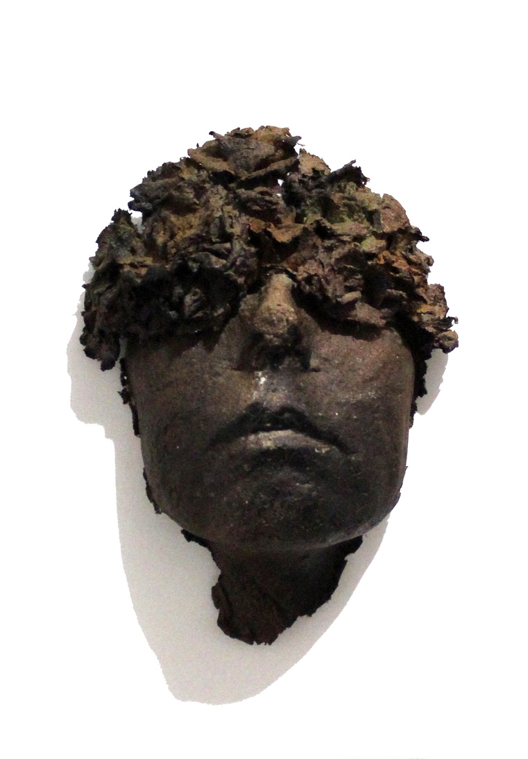 Mujer Florero I, relieve de la serie Cuerpos Fósiles