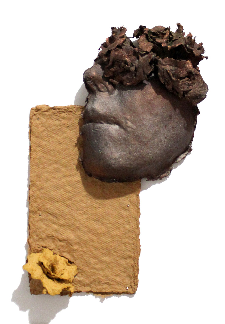 Mujer Florero III, relieve de la serie Cuerpos Fósiles