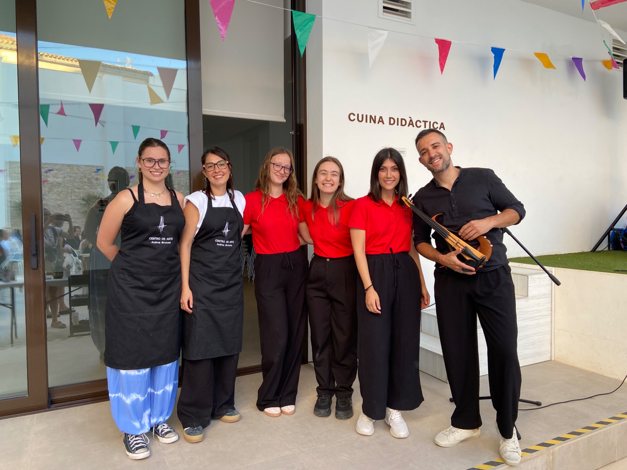 Andrea Brotons junto al equipo colaborador de Arte y Vino