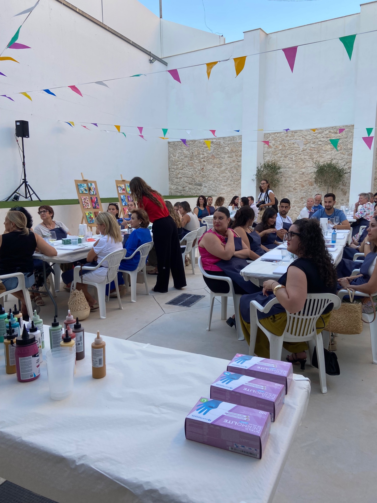 Preparación de materiales y participantes reunidos en el patio de la Casa de Don Pedro