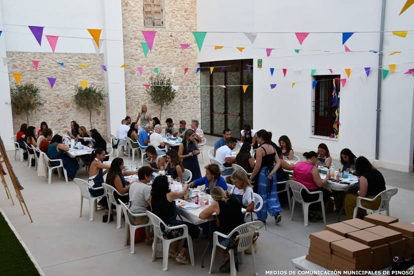 Vista general de las mesas de trabajo y las personas participantes en Arte y Vino