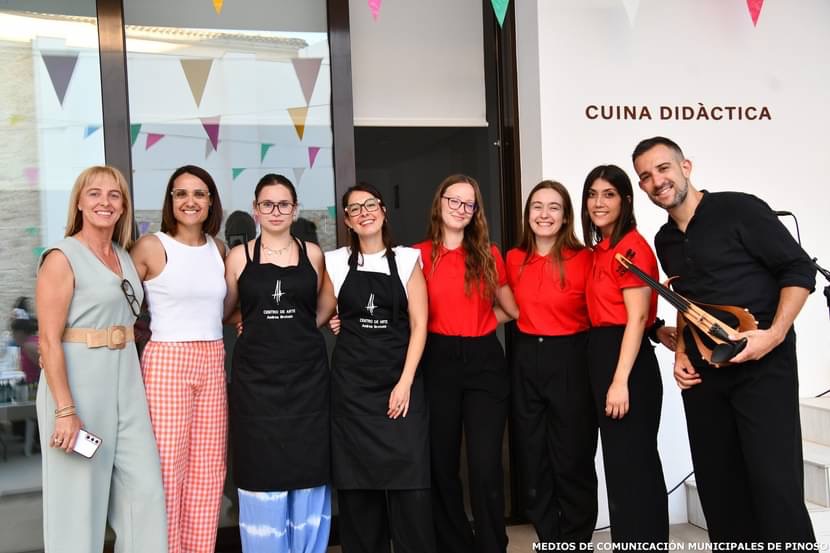 Fotografía de grupo del equipo y colaboradores de Arte y Vino en la Casa de Don Pedro