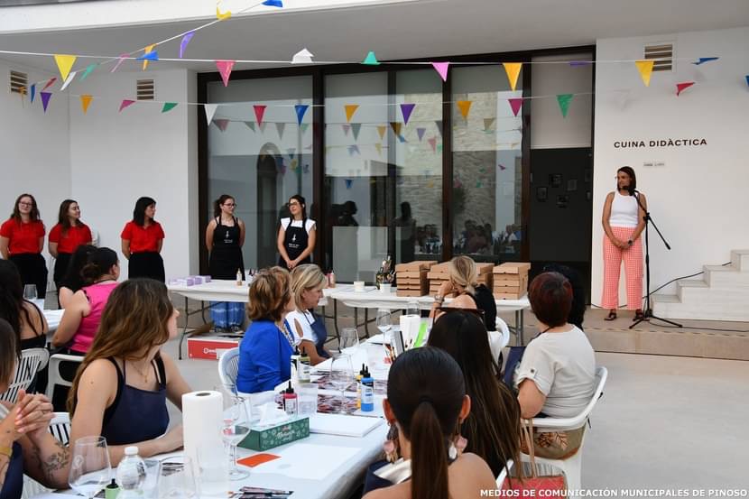 Presentación de Arte y Vino ante las personas participantes en la Casa de Don Pedro